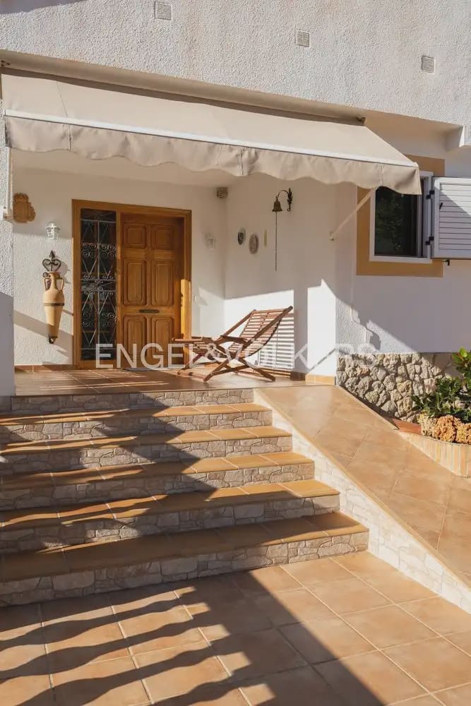 5 bedroom Villa for sale in Pedralba with pool garage - € 589,900 (Ref: 9898254)