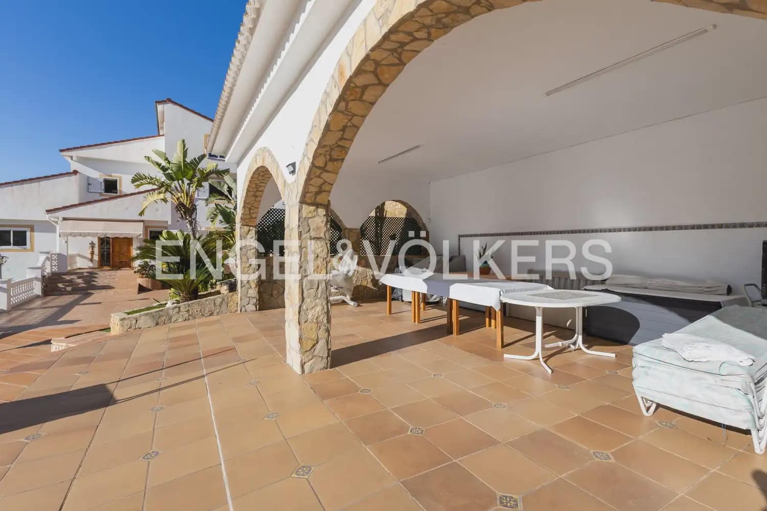 5 bedroom Villa for sale in Pedralba with pool garage - € 589,900 (Ref: 9898254)