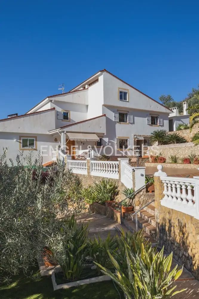 5 bedroom Villa for sale in Pedralba with pool garage - € 589,900 (Ref: 9898254)