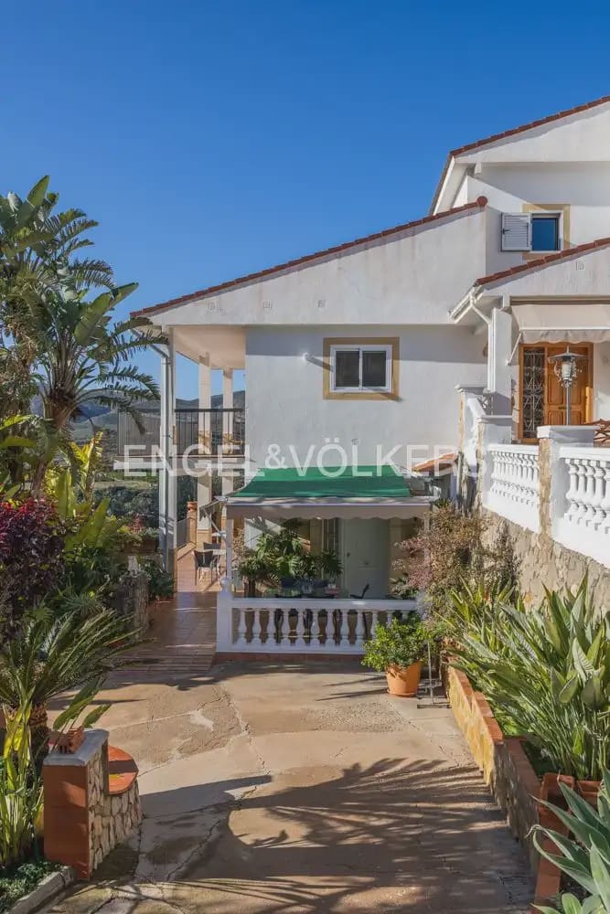 5 bedroom Villa for sale in Pedralba with pool garage - € 589,900 (Ref: 9898254)