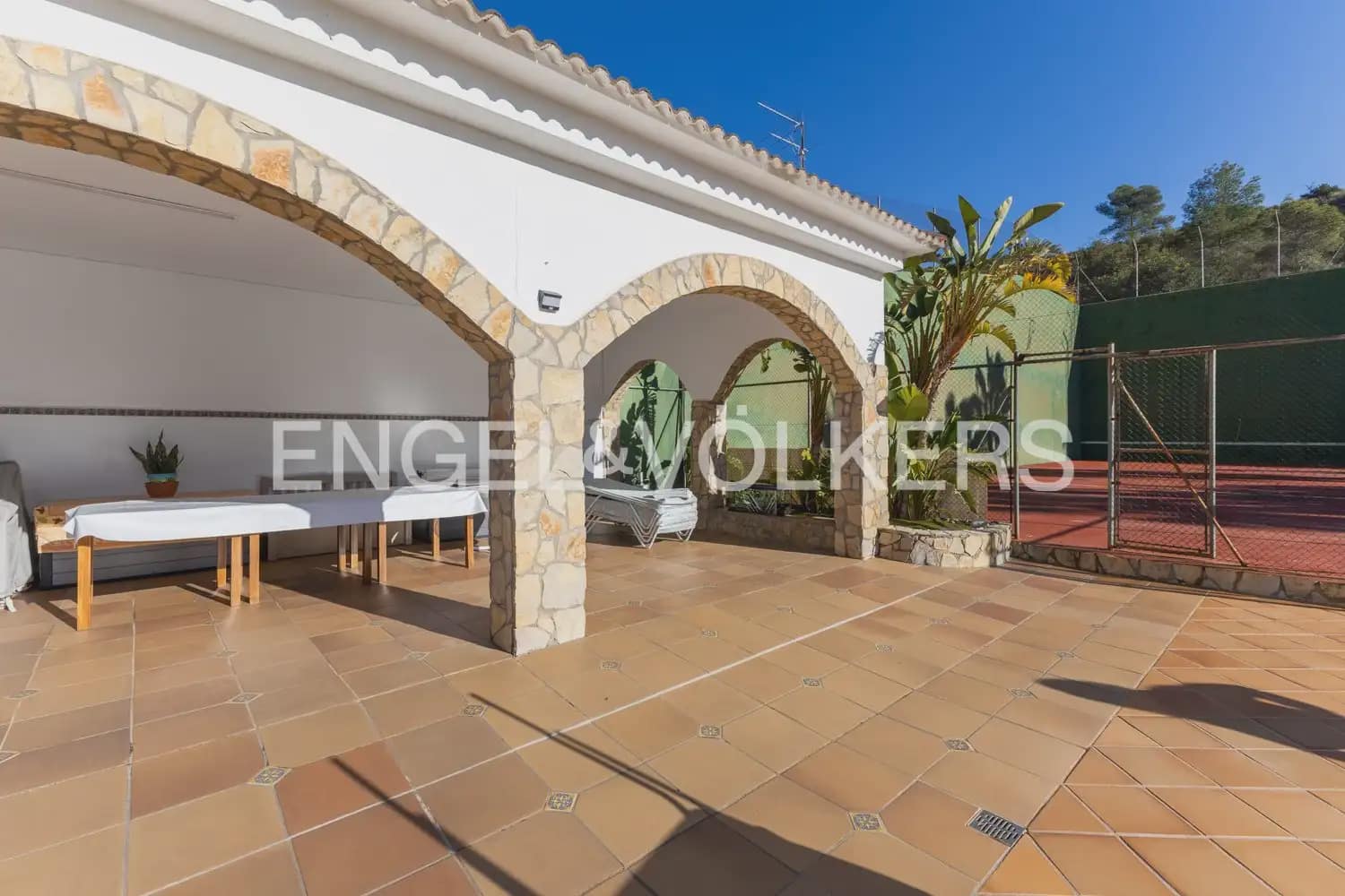 5 bedroom Villa for sale in Pedralba with pool garage - € 589,900 (Ref: 9898254)