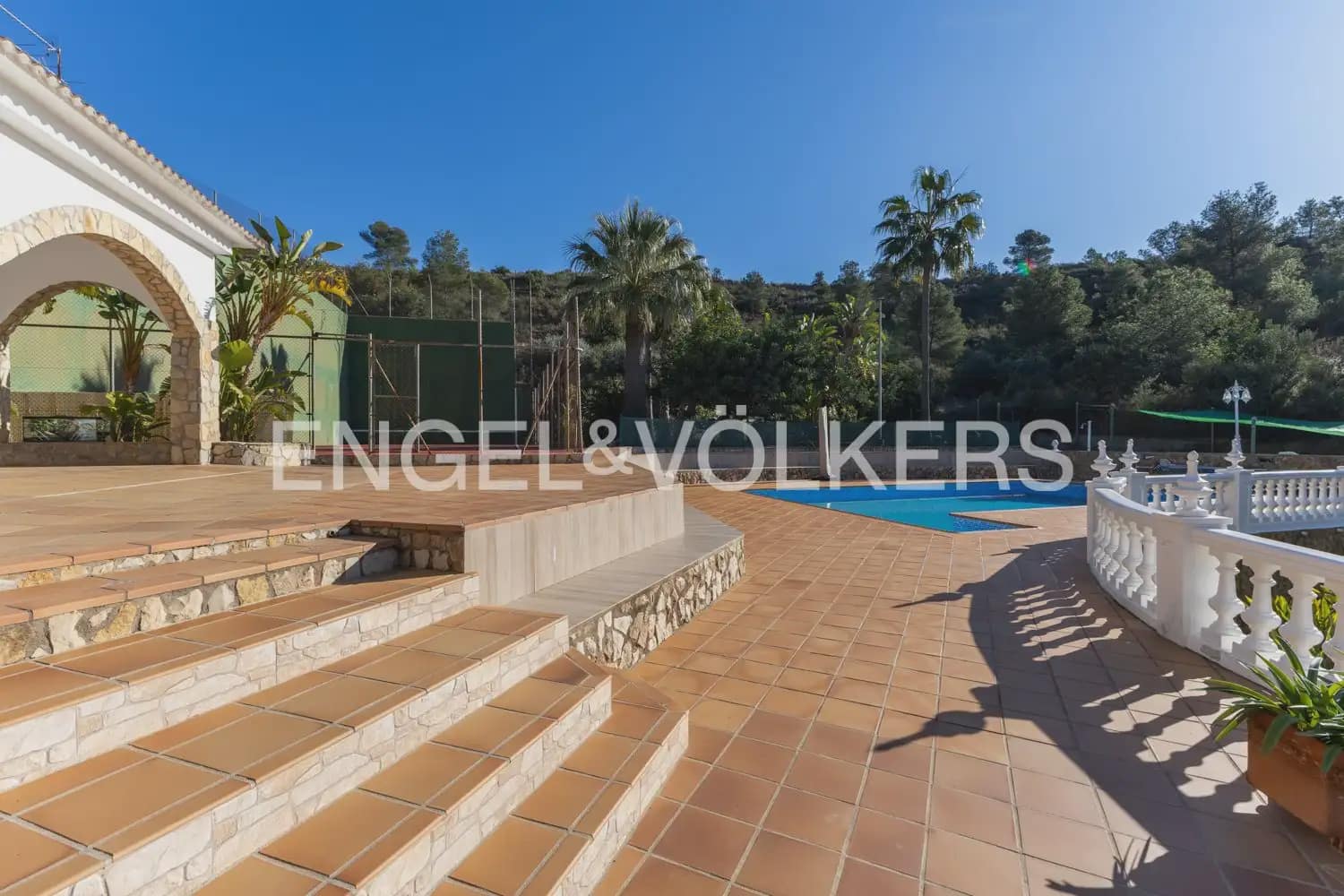 5 bedroom Villa for sale in Pedralba with pool garage - € 589,900 (Ref: 9898254)