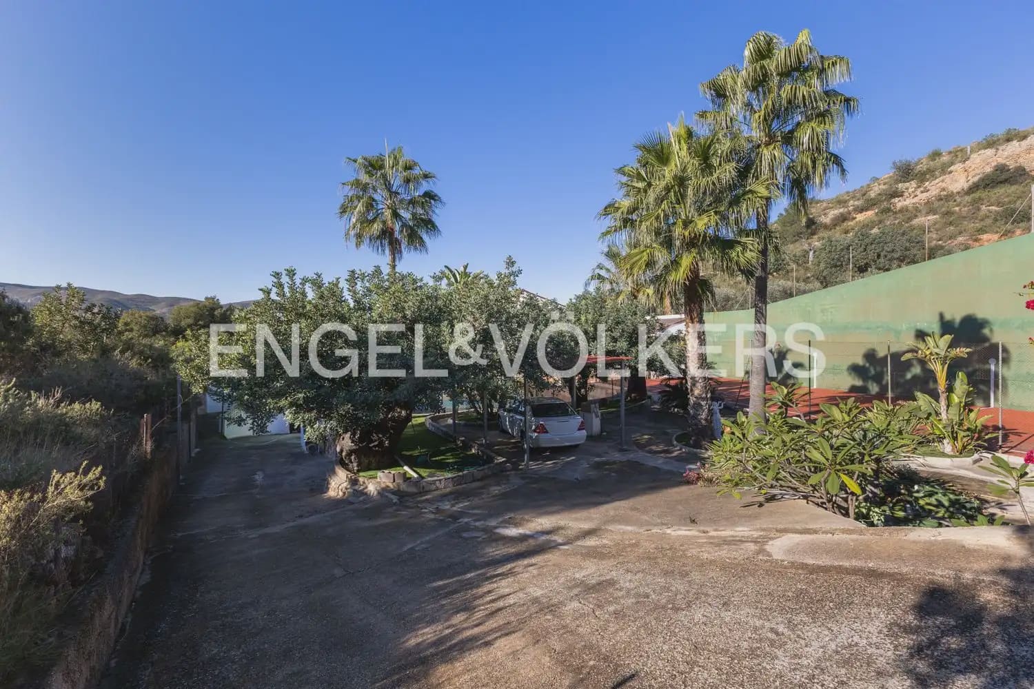 5 bedroom Villa for sale in Pedralba with pool garage - € 589,900 (Ref: 9898254)
