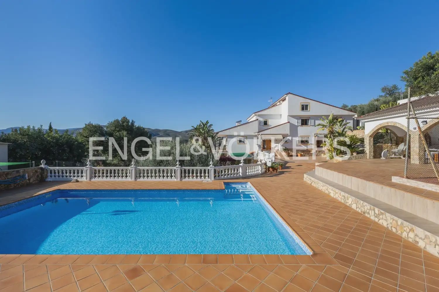 5 bedroom Villa for sale in Pedralba with pool garage - € 589,900 (Ref: 9898254)