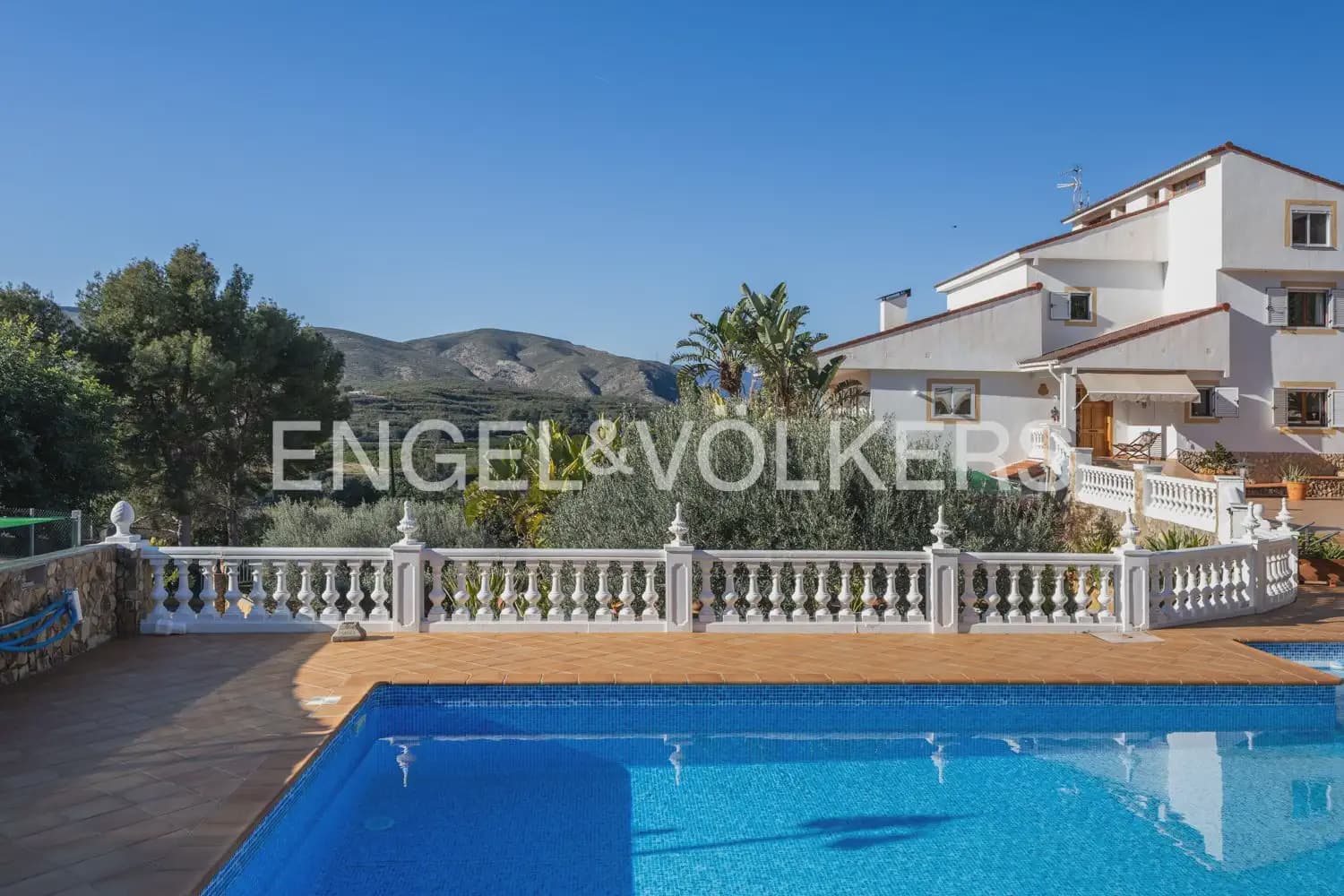 5 bedroom Villa for sale in Pedralba with pool garage - € 589,900 (Ref: 9898254)