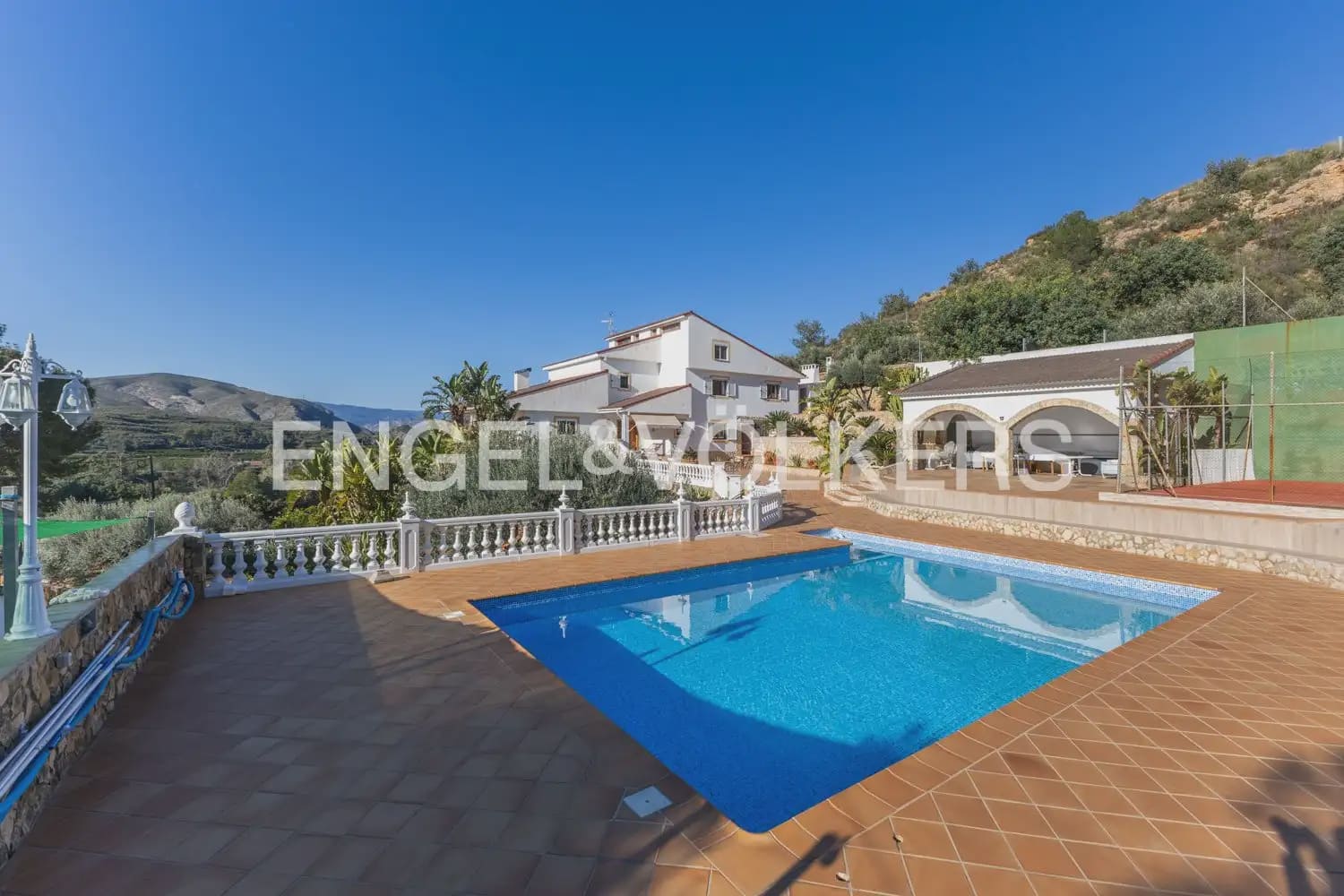 5 bedroom Villa for sale in Pedralba with pool garage - € 589,900 (Ref: 9898254)