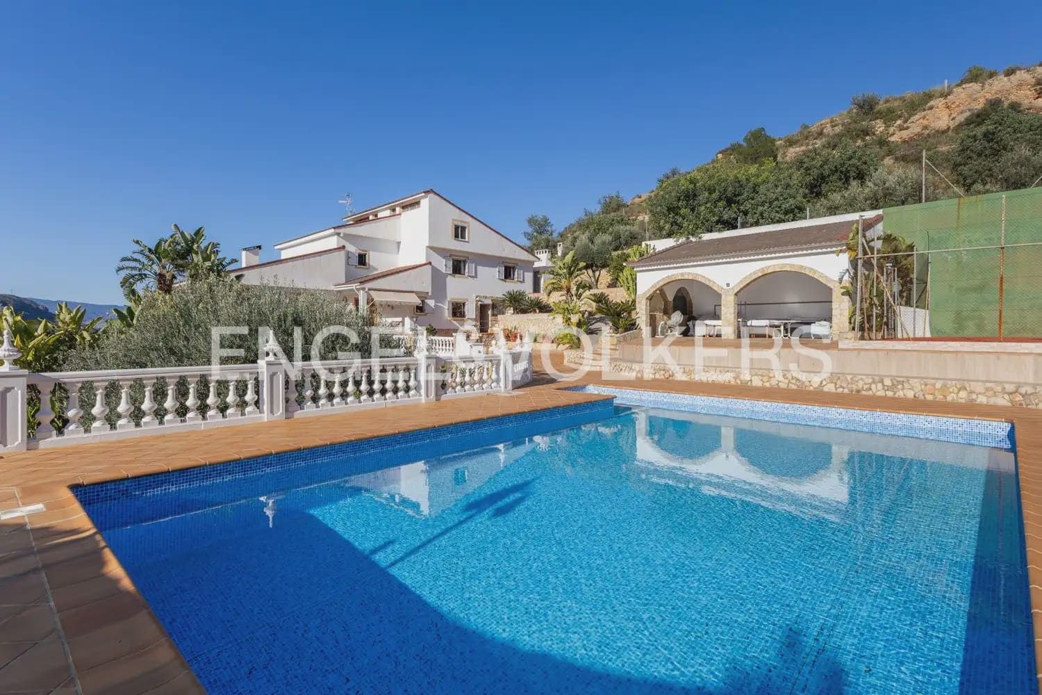 5 bedroom Villa for sale in Pedralba with pool garage - € 589,900 (Ref: 9898254)