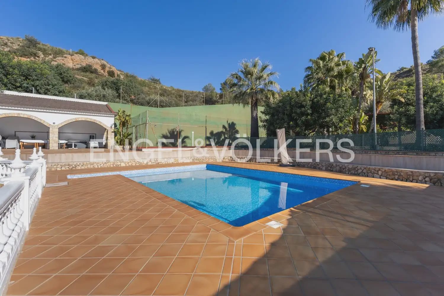 5 bedroom Villa for sale in Pedralba with pool garage - € 589,900 (Ref: 9898254)