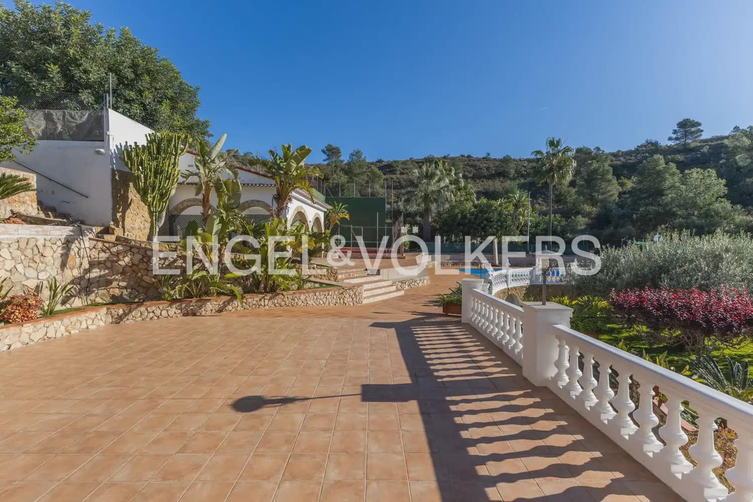 5 bedroom Villa for sale in Pedralba with pool garage - € 589,900 (Ref: 9898254)