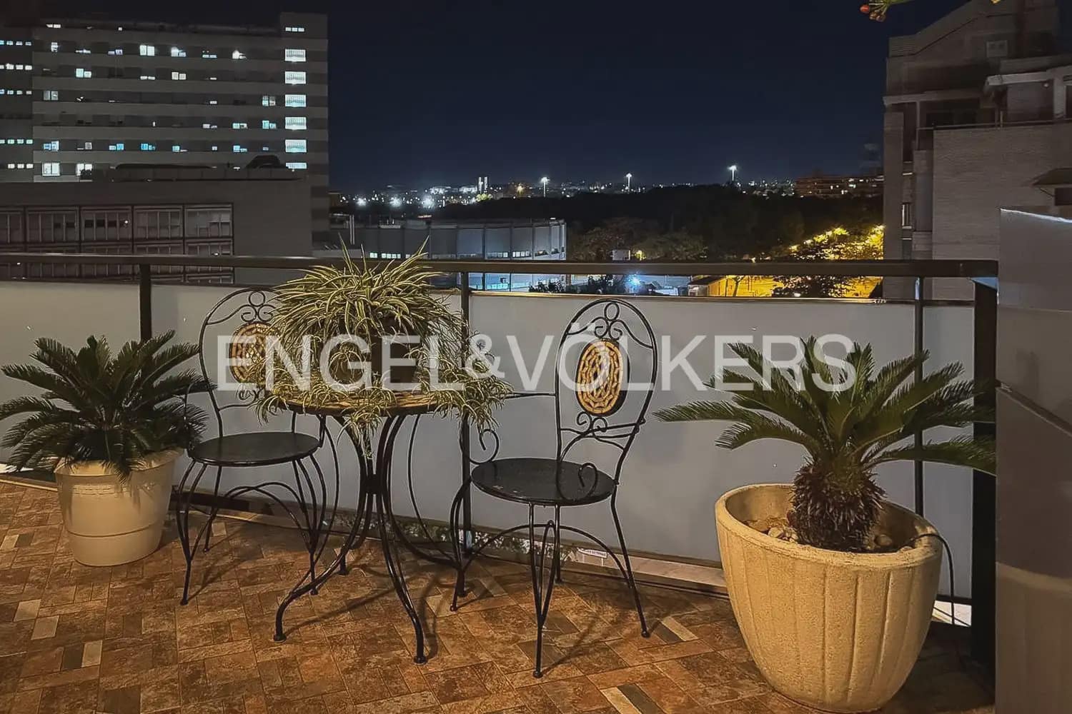 2 bedroom Penthouse for sale in Valencia city with garage - € 799,000 (Ref: 9898256)