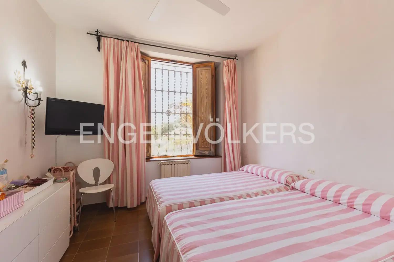 Chalet de 9 habitaciones en Náquera en venta - 1.180.000 € (Ref: 9898263)