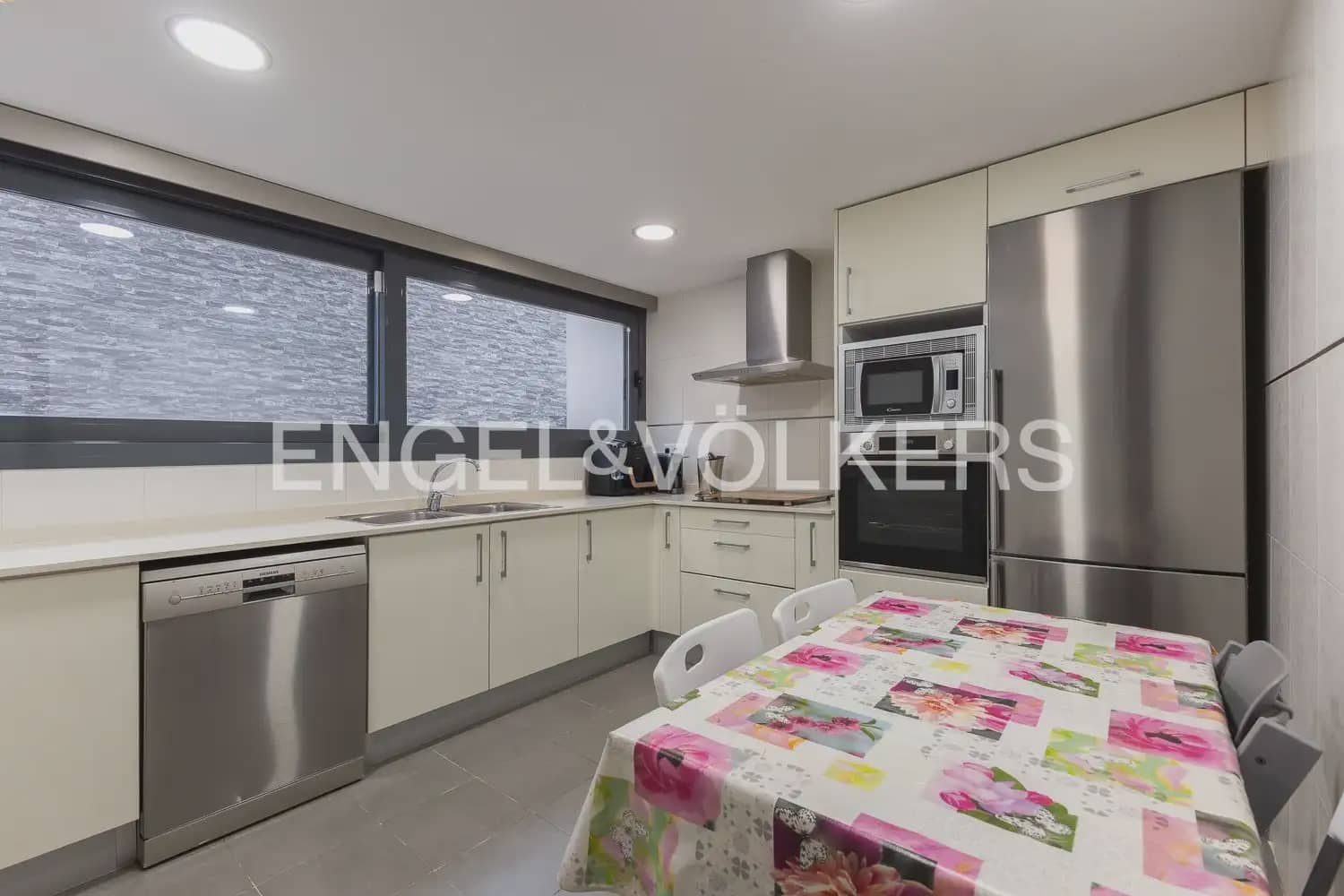 5 bedroom Villa for sale in San Antonio de Benageber with pool garage - € 550,000 (Ref: 9898267)