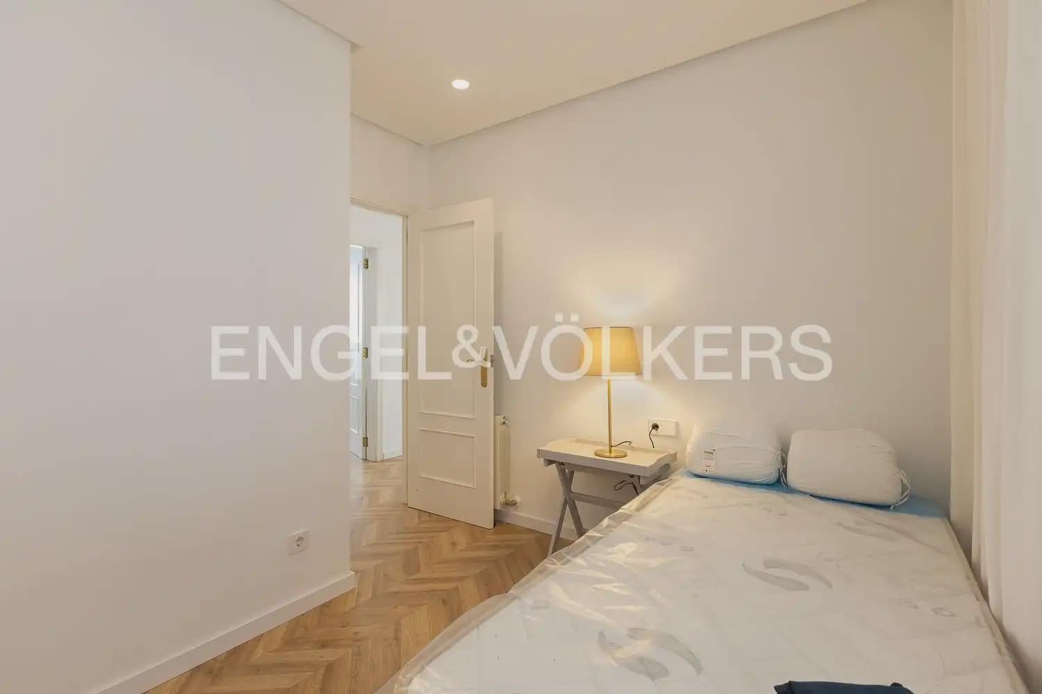 2 slaapkamer Penthouse te huur in Valencia stad - € 1.950 (Ref: 9898272)
