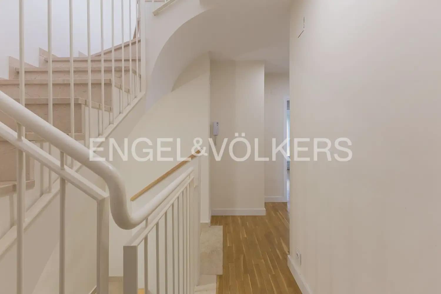 3 bedroom Terraced Villa for rent in Rocafort with garage - € 2,500 (Ref: 9898275)