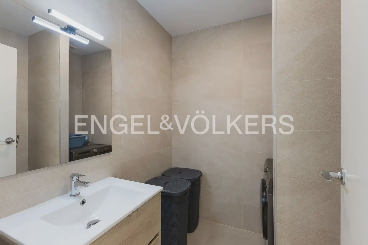 3 bedroom Terraced Villa for rent in Rocafort with garage - € 2,500 (Ref: 9898275)