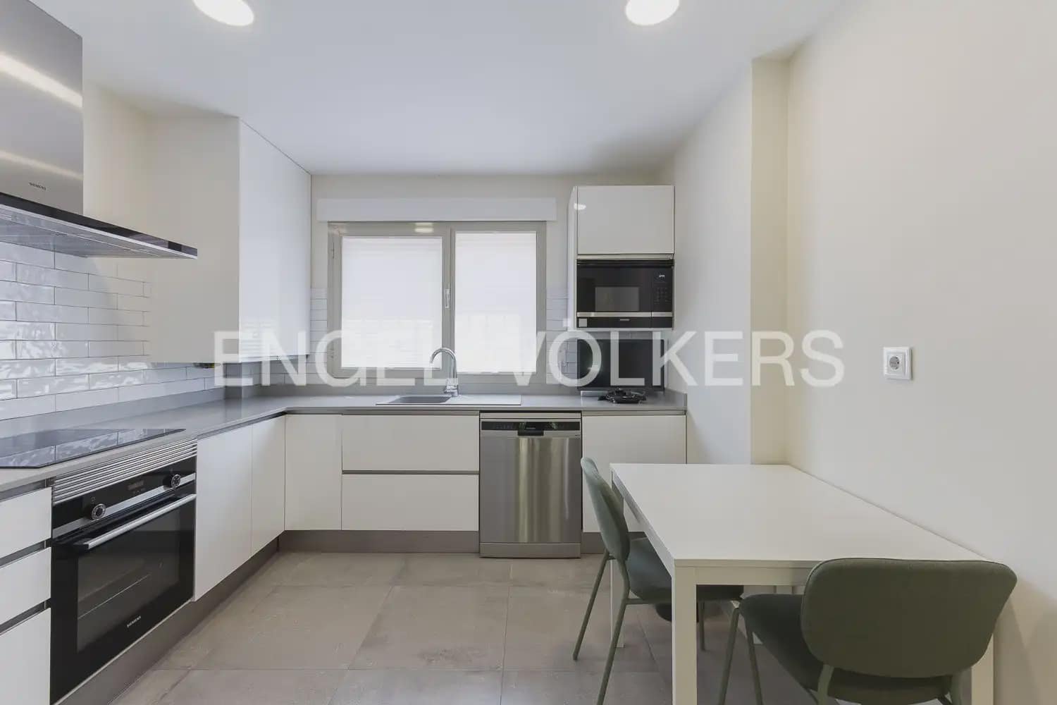3 bedroom Terraced Villa for rent in Rocafort with garage - € 2,500 (Ref: 9898275)