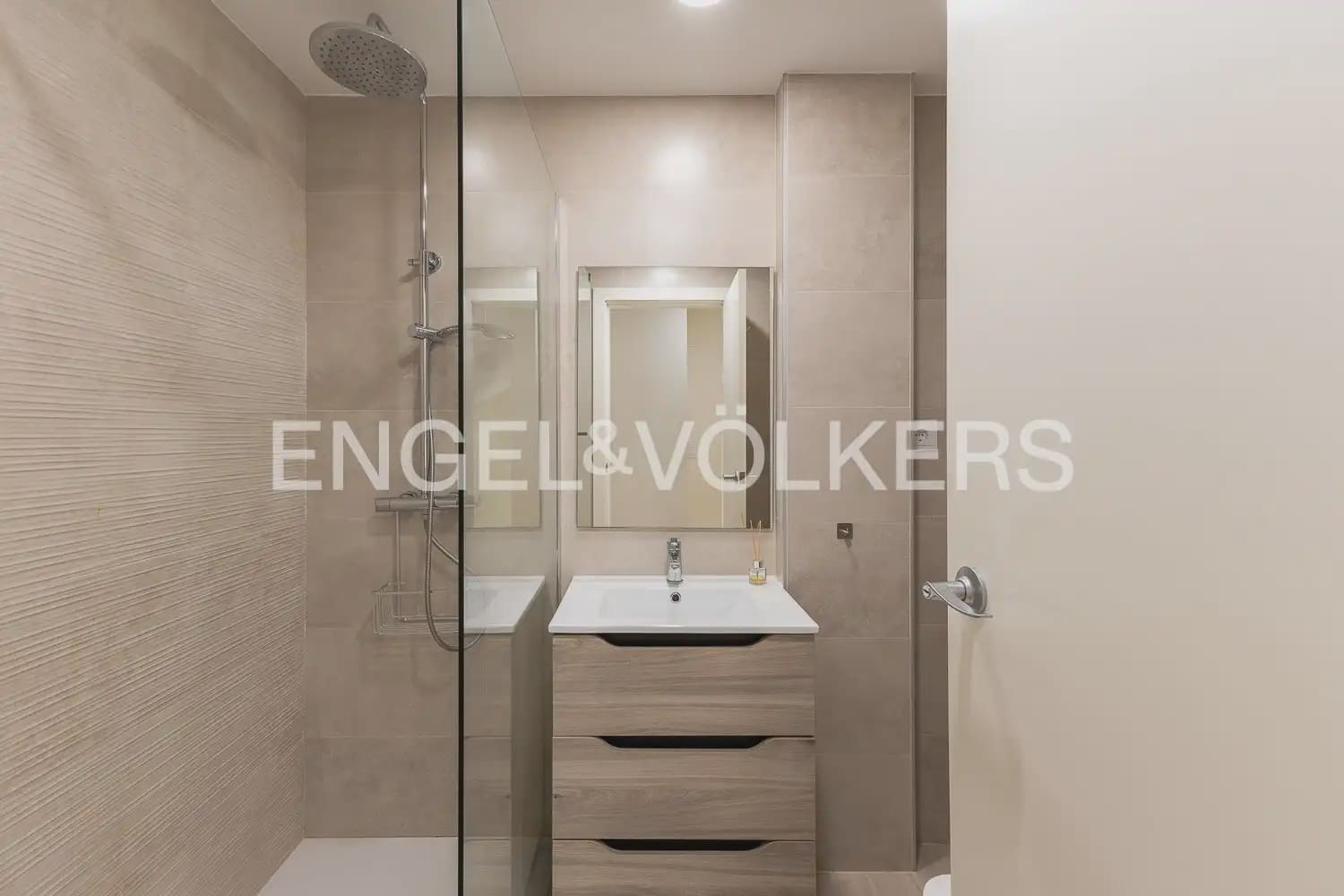 3 bedroom Terraced Villa for rent in Rocafort with garage - € 2,500 (Ref: 9898275)