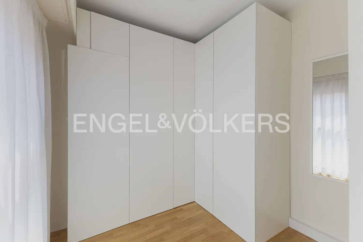 3 bedroom Terraced Villa for rent in Rocafort with garage - € 2,500 (Ref: 9898275)