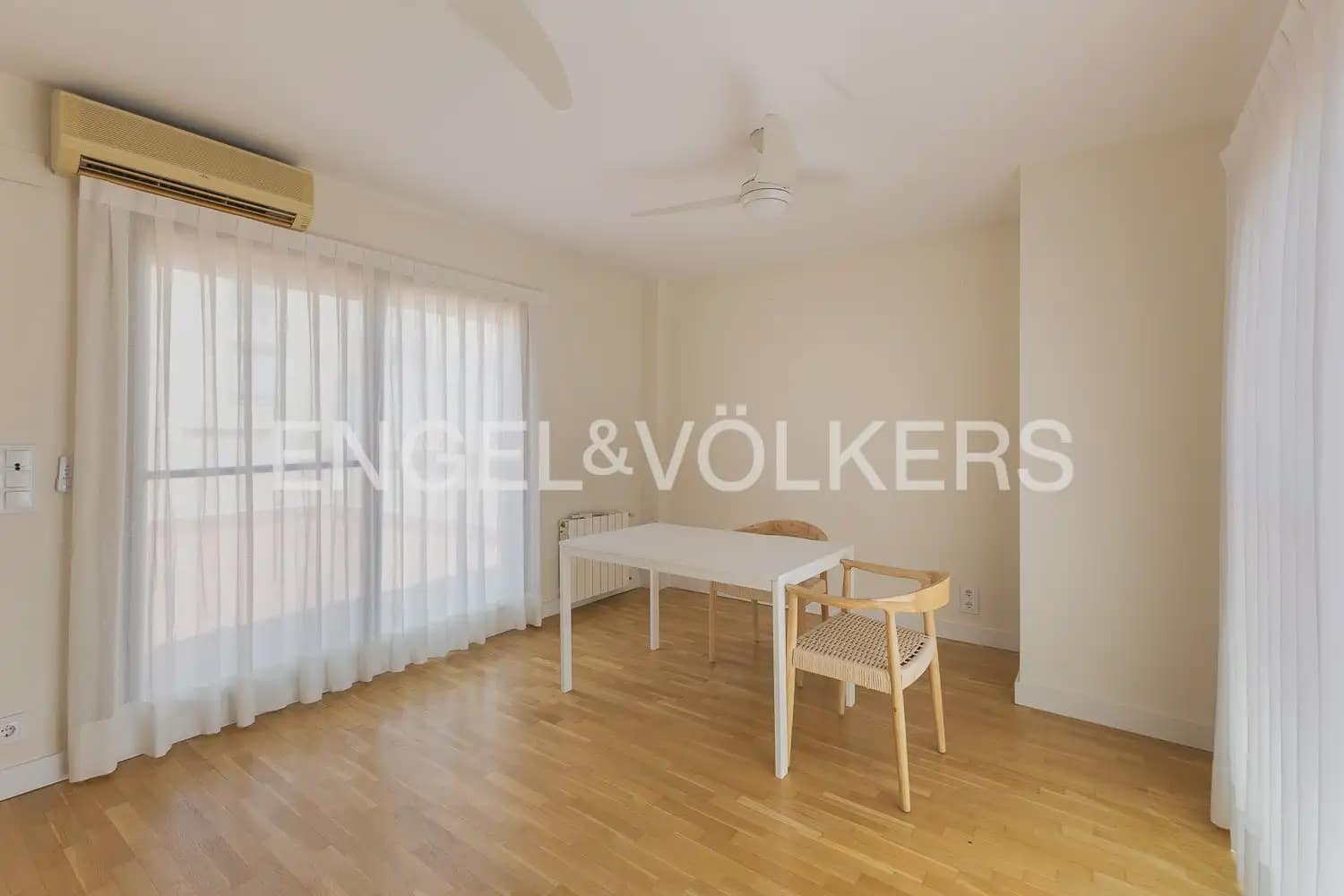 3 bedroom Terraced Villa for rent in Rocafort with garage - € 2,500 (Ref: 9898275)