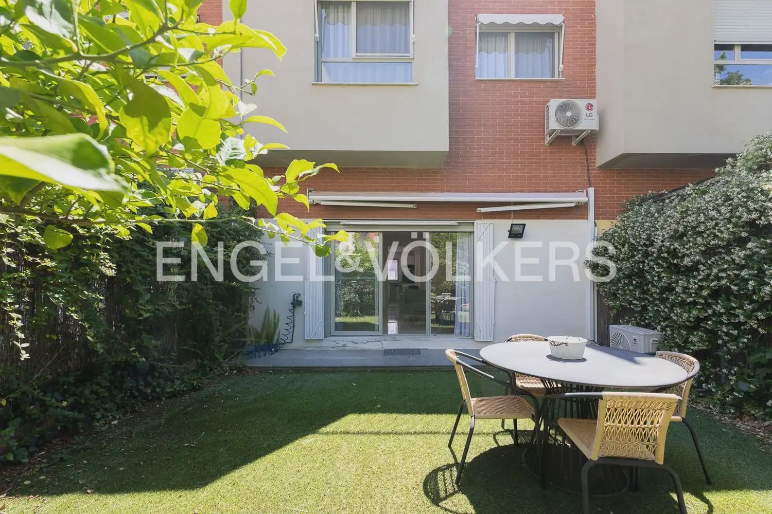 3 bedroom Terraced Villa for rent in Rocafort with garage - € 2,500 (Ref: 9898275)
