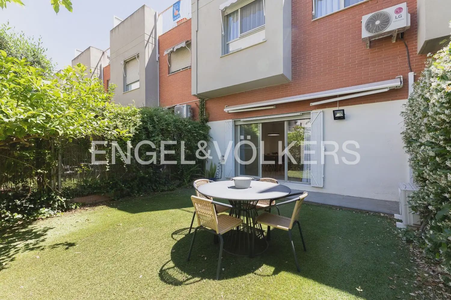 3 bedroom Terraced Villa for rent in Rocafort with garage - € 2,500 (Ref: 9898275)
