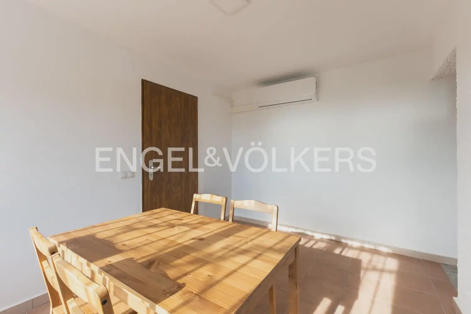 5 bedroom Villa for sale in Vinaros with garage - € 650,000 (Ref: 9898277)