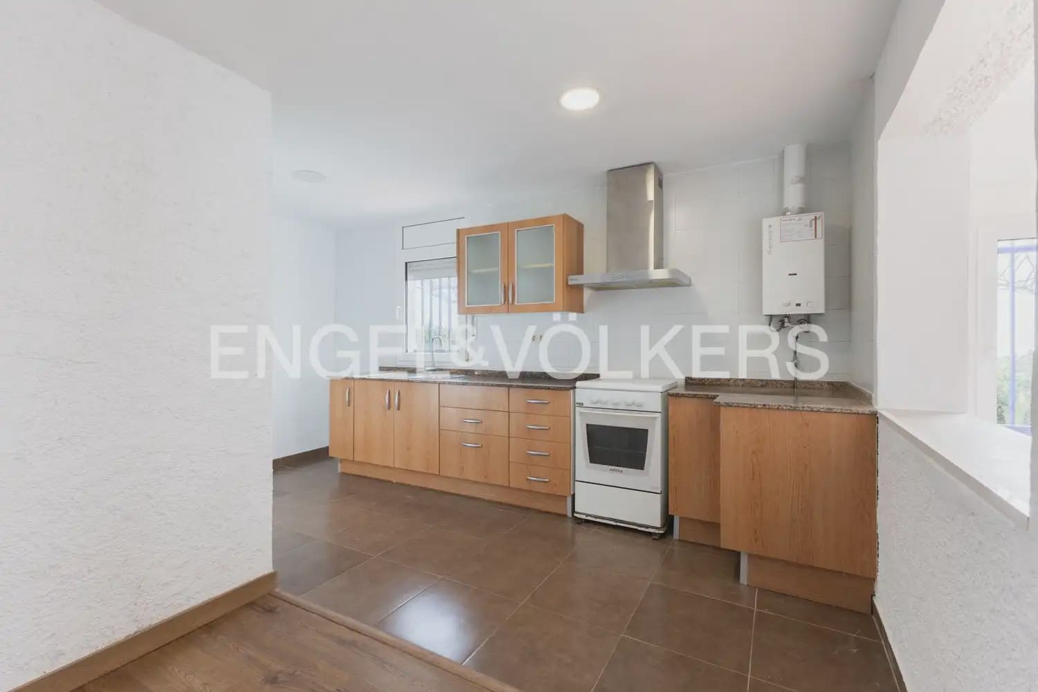 5 bedroom Villa for sale in Vinaros with garage - € 650,000 (Ref: 9898277)
