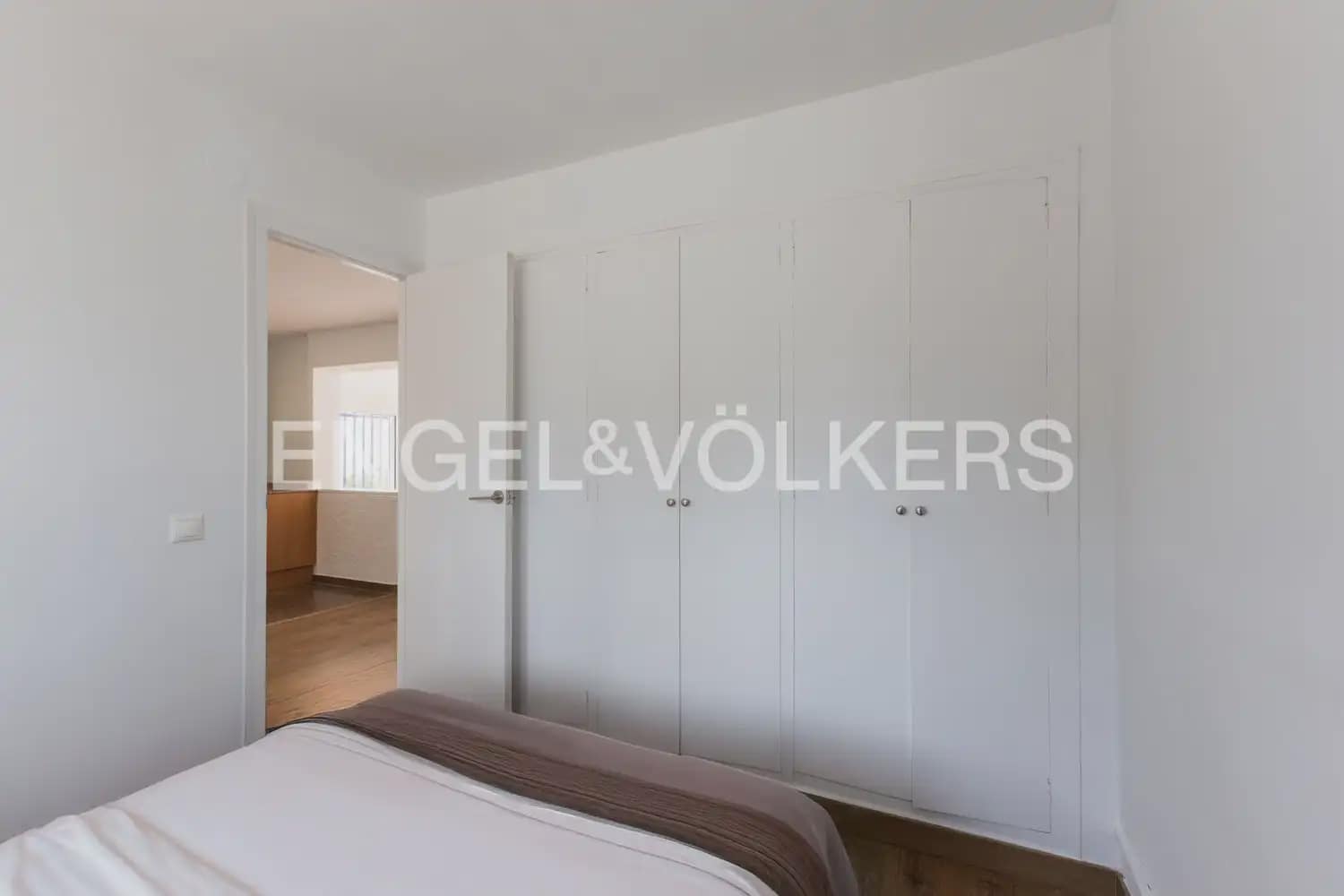 5 bedroom Villa for sale in Vinaros with garage - € 650,000 (Ref: 9898277)