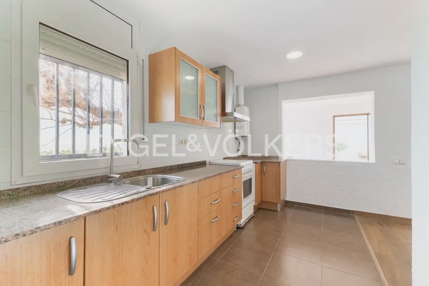 5 bedroom Villa for sale in Vinaros with garage - € 650,000 (Ref: 9898277)