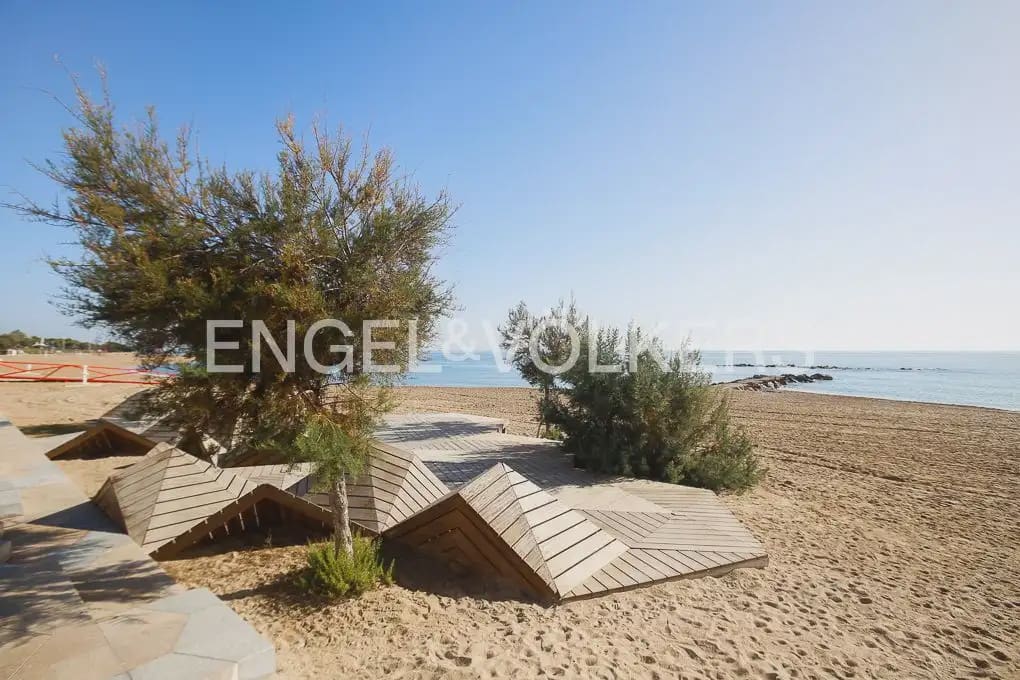 5 bedroom Villa for sale in Vinaros with garage - € 650,000 (Ref: 9898277)