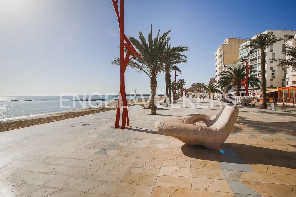 5 bedroom Villa for sale in Vinaros with garage - € 650,000 (Ref: 9898277)