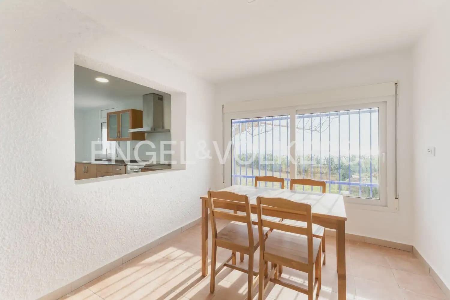 5 bedroom Villa for sale in Vinaros with garage - € 650,000 (Ref: 9898277)