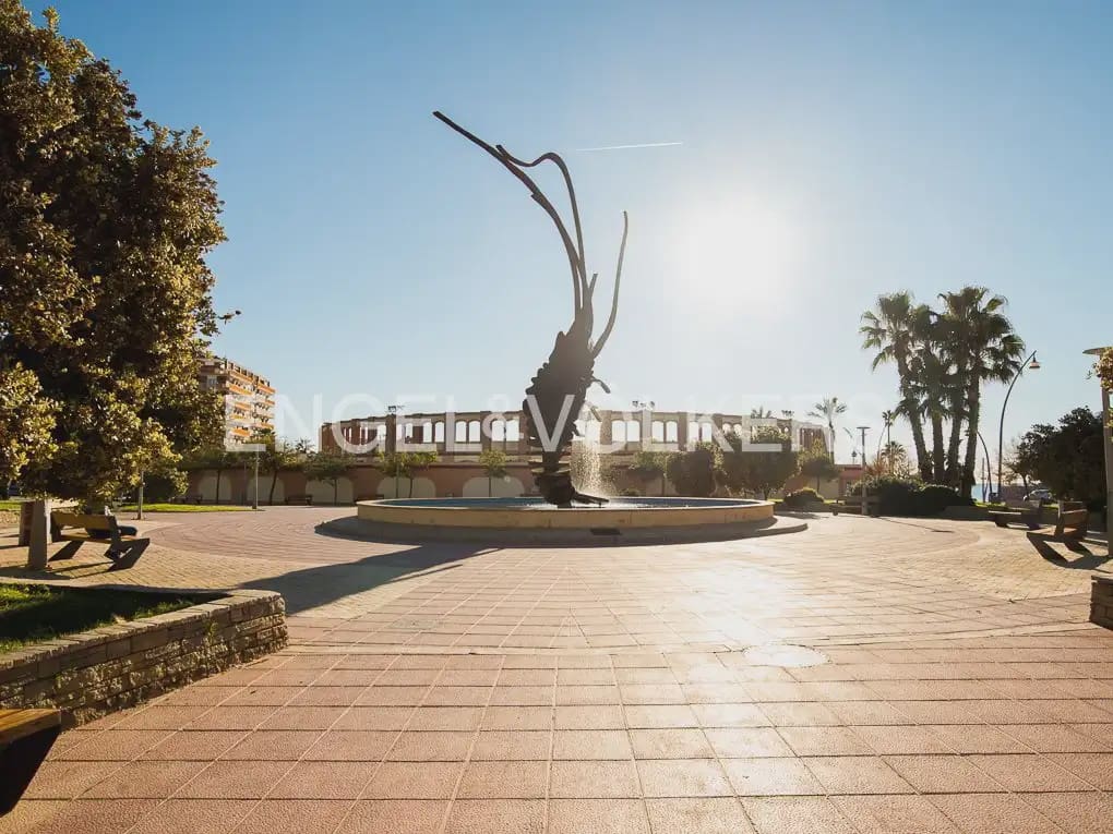 5 bedroom Villa for sale in Vinaros with garage - € 650,000 (Ref: 9898277)