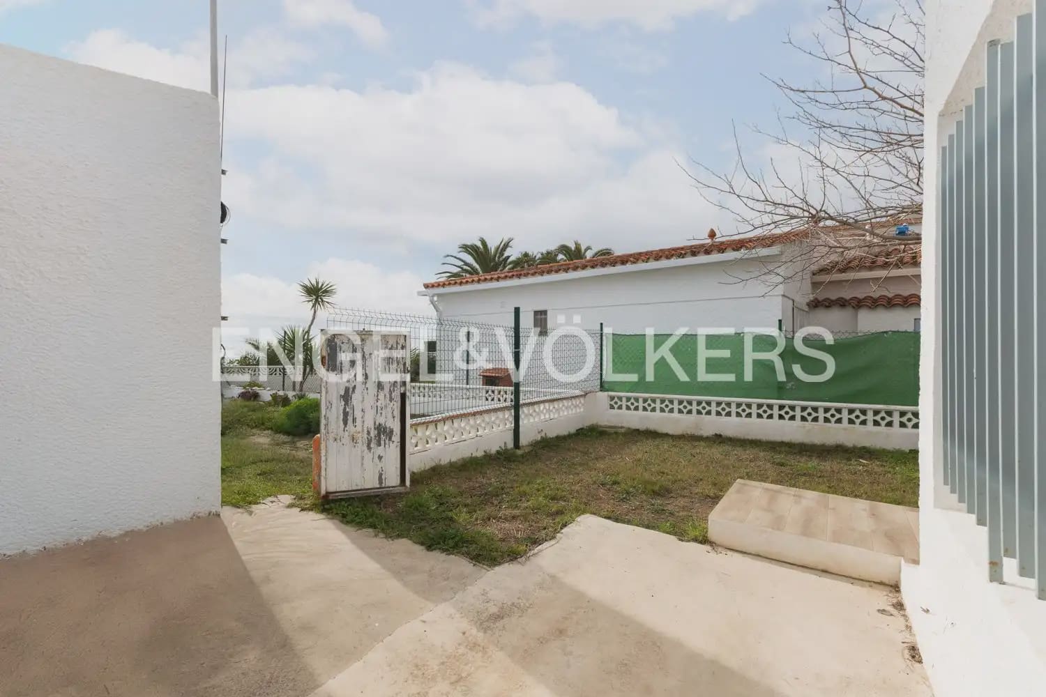 5 bedroom Villa for sale in Vinaros with garage - € 650,000 (Ref: 9898277)