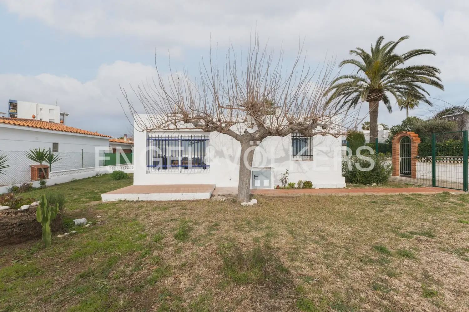 5 bedroom Villa for sale in Vinaros with garage - € 650,000 (Ref: 9898277)