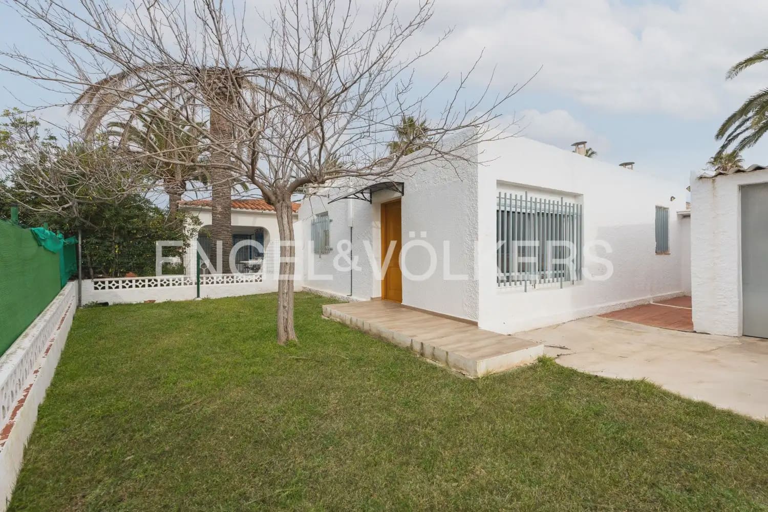 5 bedroom Villa for sale in Vinaros with garage - € 650,000 (Ref: 9898277)