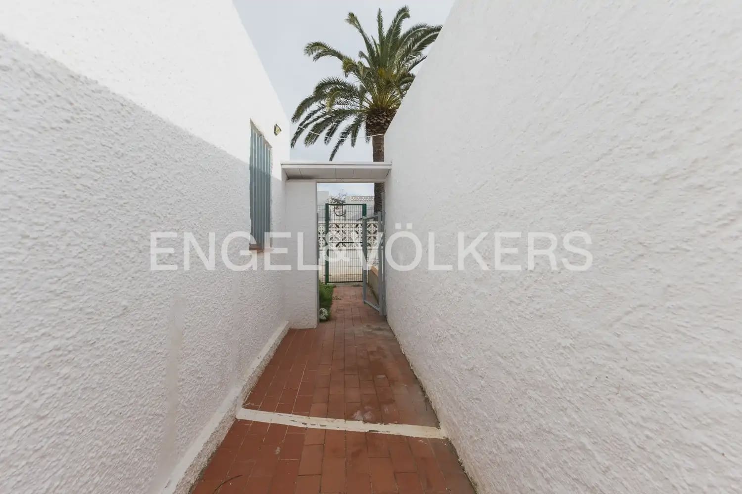 5 bedroom Villa for sale in Vinaros with garage - € 650,000 (Ref: 9898277)