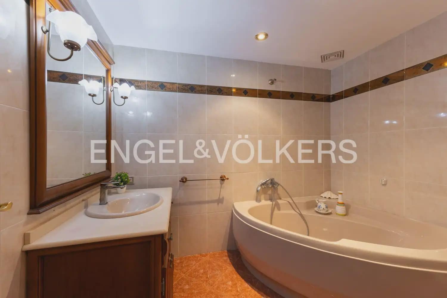4 bedroom Villa for rent in Benicassim with pool garage - € 2,500 (Ref: 9898279)