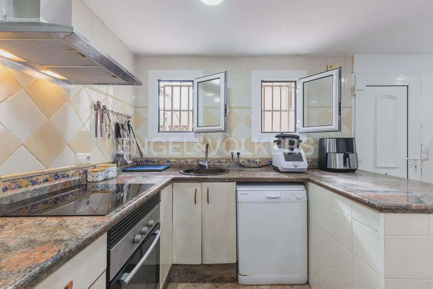 4 bedroom Villa for sale in Sueca with garage - € 697,500 (Ref: 9898280)