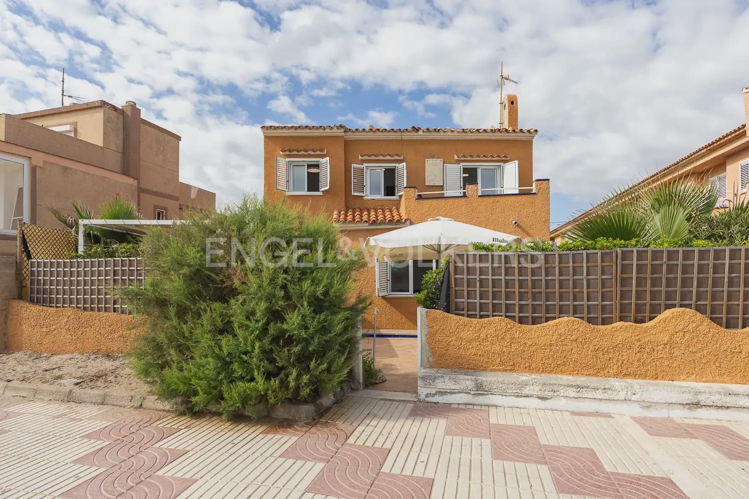 4 bedroom Villa for sale in Sueca with garage - € 697,500 (Ref: 9898280)