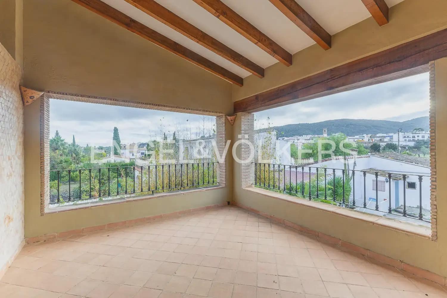 6 quarto Quinta/Casa Rural para venda em Orba com piscina garagem - 690 000 € (Ref: 9898281)