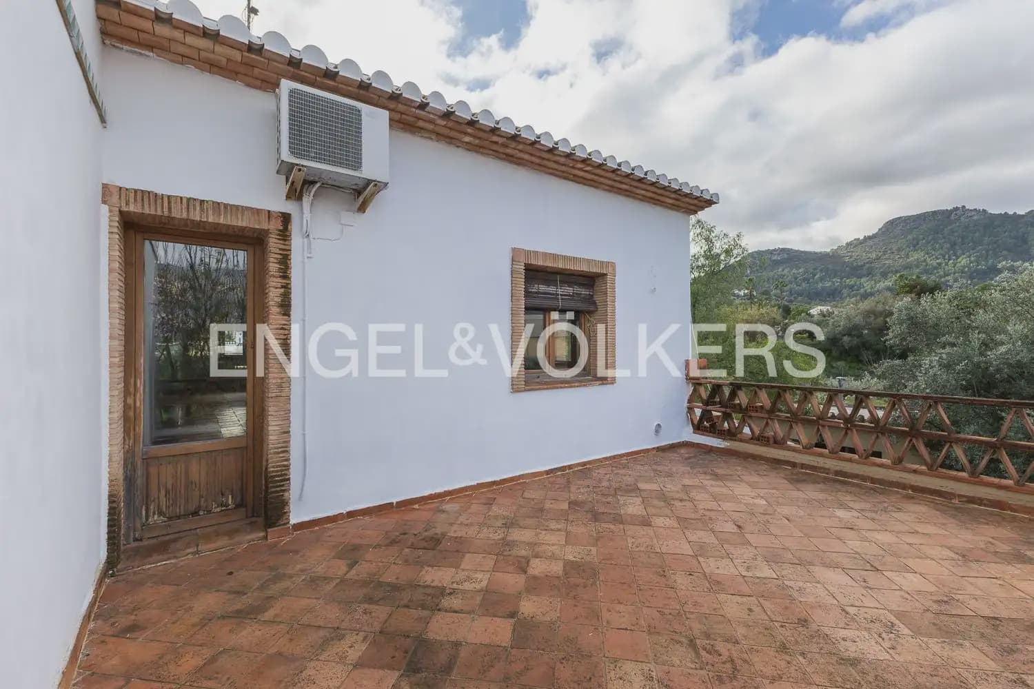 6 quarto Quinta/Casa Rural para venda em Orba com piscina garagem - 690 000 € (Ref: 9898281)