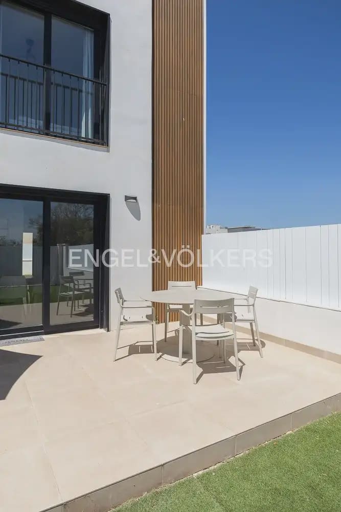 4 bedroom Villa for rent in Alfara del Patriarca - € 2,800 (Ref: 9898284)