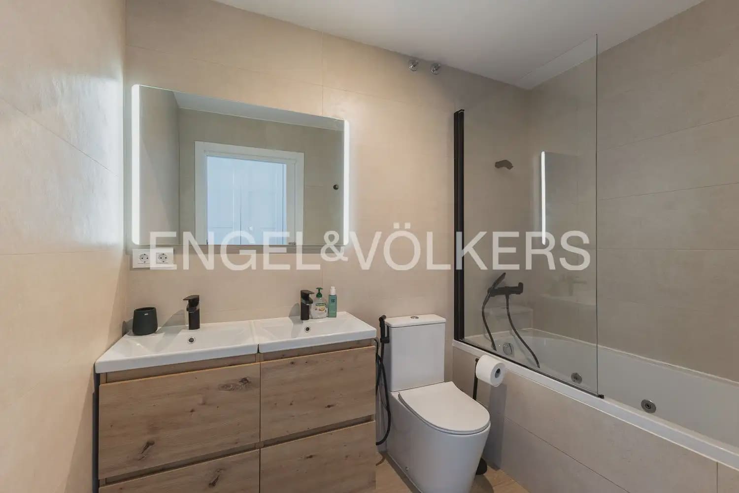 4 bedroom Villa for rent in Alfara del Patriarca - € 2,800 (Ref: 9898284)