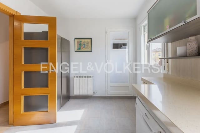 4 bedroom Townhouse for sale in Requena with garage - € 270,000 (Ref: 9898293)
