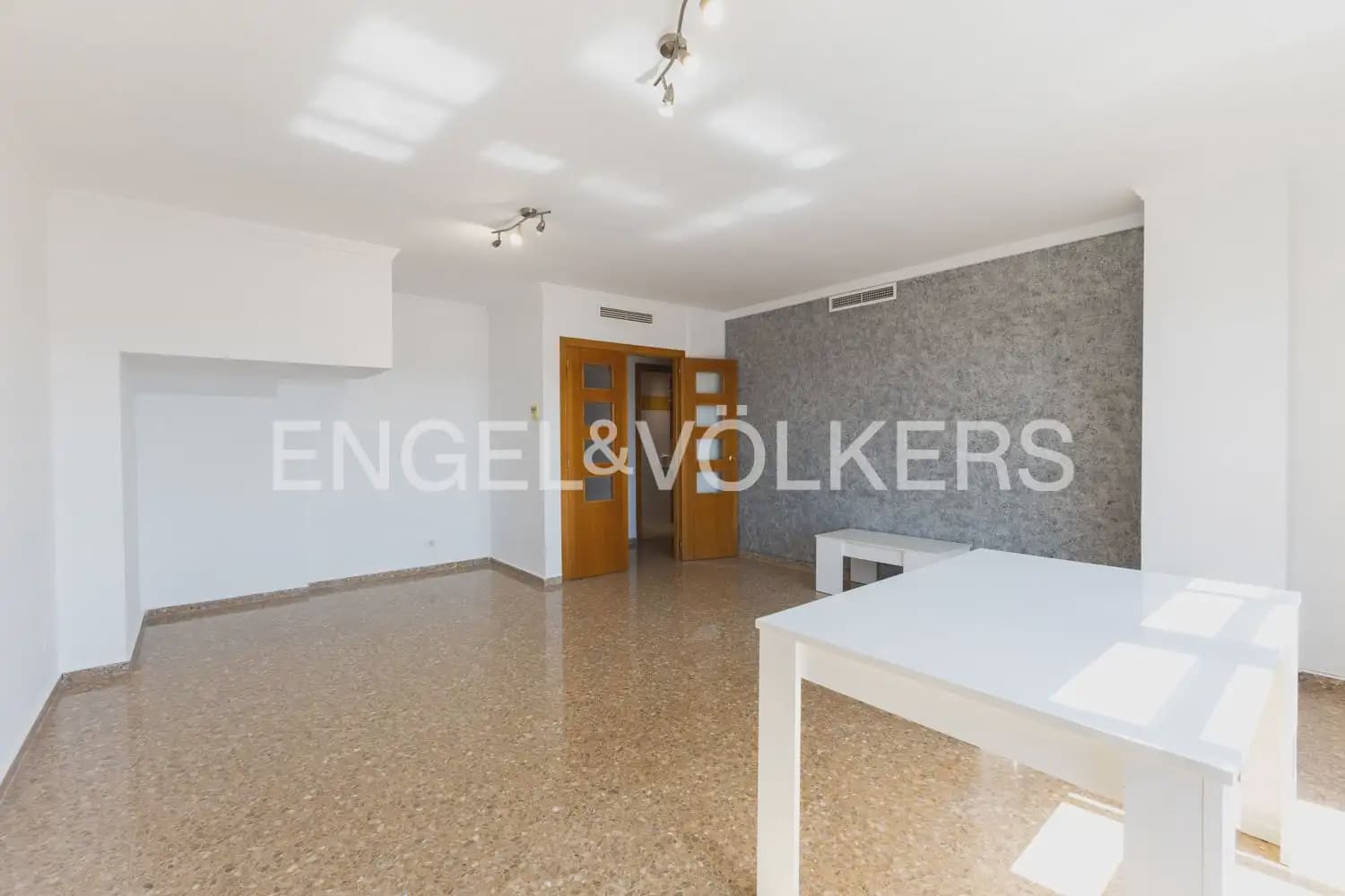 Ático de 3 habitaciones en València ciudad en alquiler con piscina garaje - 1.600 € (Ref: 9898297)