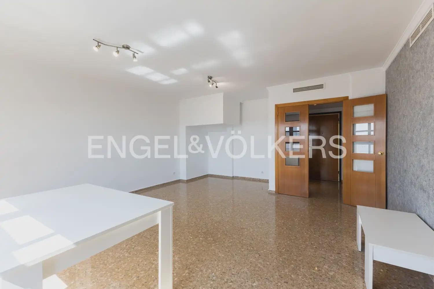 Ático de 3 habitaciones en València ciudad en alquiler con piscina garaje - 1.600 € (Ref: 9898297)