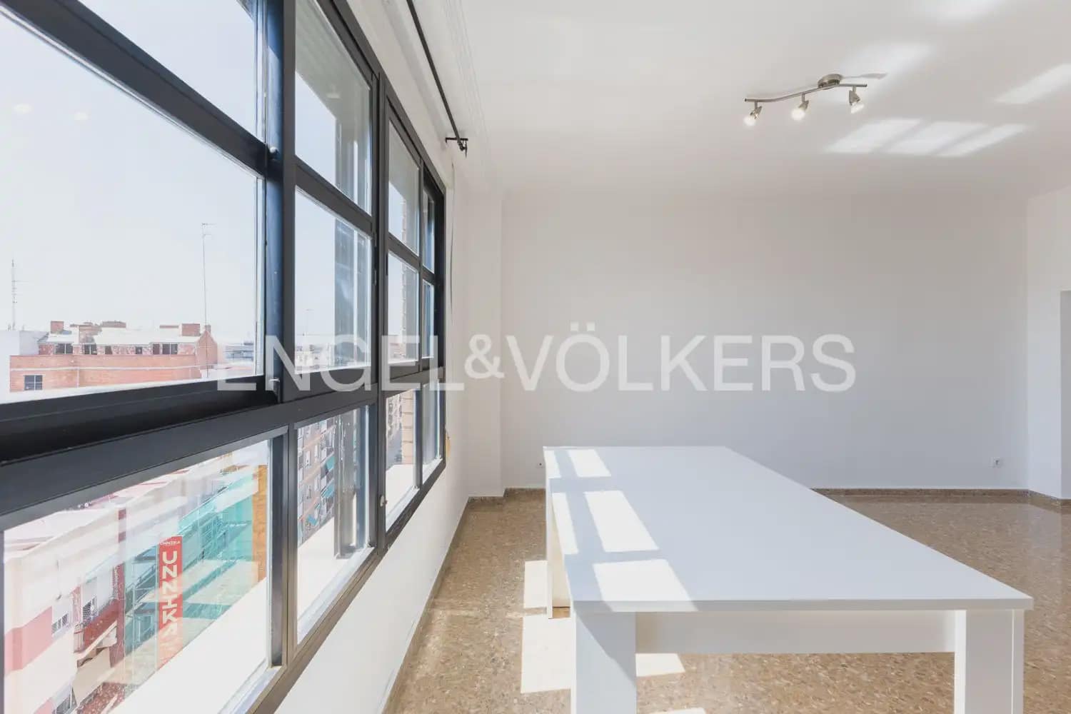 Ático de 3 habitaciones en València ciudad en alquiler con piscina garaje - 1.600 € (Ref: 9898297)