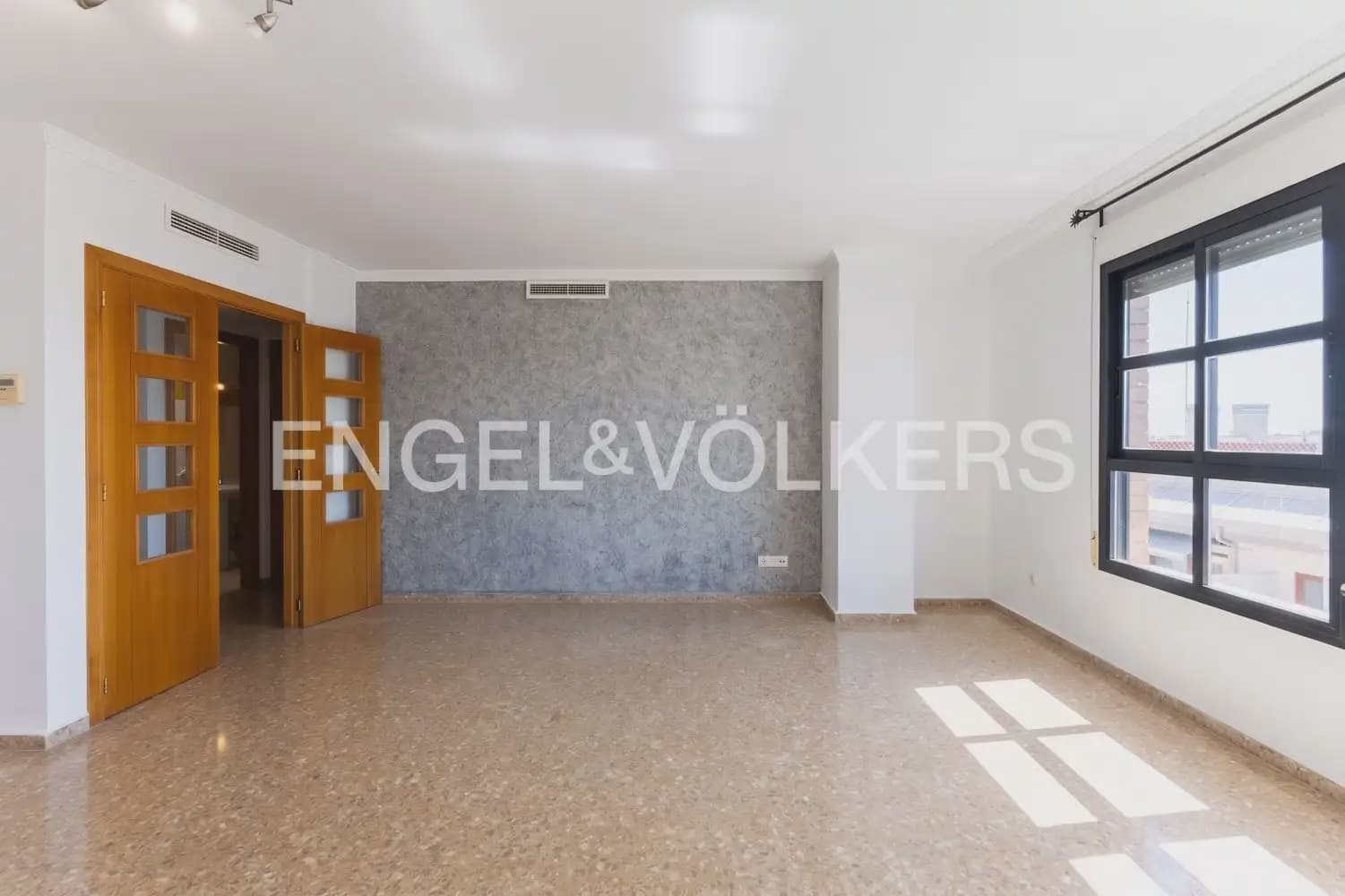 Ático de 3 habitaciones en València ciudad en alquiler con piscina garaje - 1.600 € (Ref: 9898297)