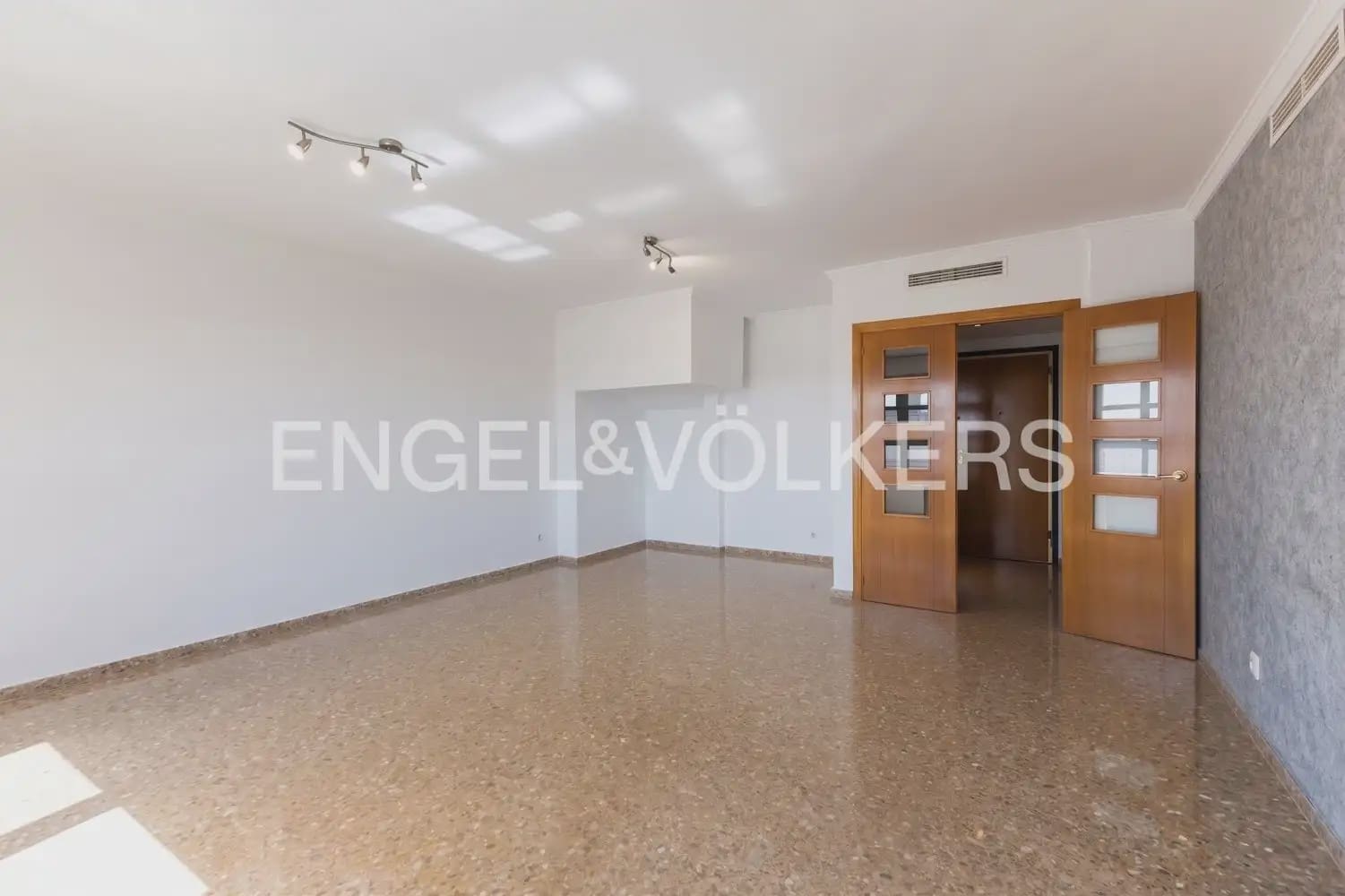 Ático de 3 habitaciones en València ciudad en alquiler con piscina garaje - 1.600 € (Ref: 9898297)